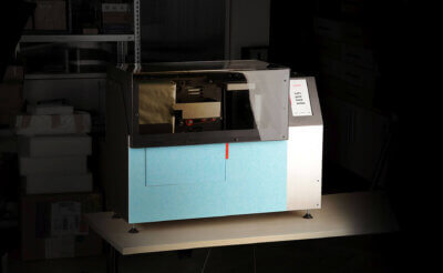 Smilemaker 3D-Drucker von VOXELTEK für transparente Aligner mit integriertem Thermoformen und Laserschneiden