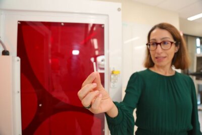 Dr. Elsa Antunes hält ein flexibles, 3D-gedrucktes Keramikbauteil in einem Labor der James Cook University