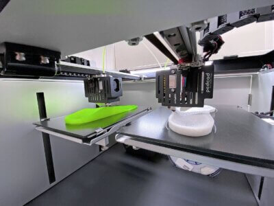 3D-Drucker fertigt individuelle orthopädische Einlagen in einer dezentralisierten Produktionsumgebung bei pedcad