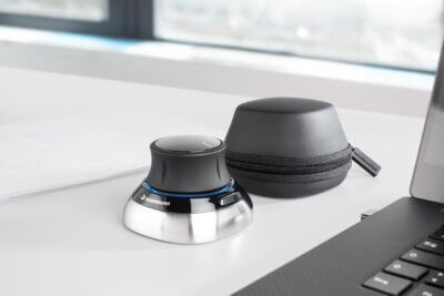 3Dconnexion SpaceMouse Wireless auf einem CAD-Arbeitsplatz neben einem Laptop 3Dconnexion SpaceMouse Wireless mit Transportetui auf einem modernen Schreibtisch