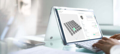 Laptop mit geöffneter amsight Software zeigt 3D-Baujob zur Fehleranalyse und Prozessoptimierung