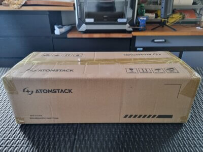 Versandkarton des Atomstack A10 Pro V2 10W Lasergravierers