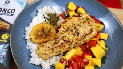 Veganer Fischersatz EL BLANCO mit Mango-Salsa, Zitronenscheibe und Reis, inspiriert von Saiblingsfilet