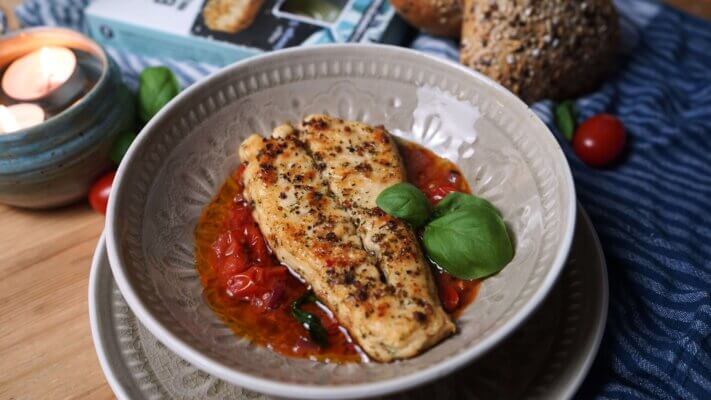 EL BLANCO Filet von Revo Foods auf Tomatenbett mit frischem Basilikum, serviert als vegane Fischalternative