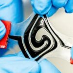 Nahaufnahme einer verformbaren, flexiblen Batterie mit leitfähigem Polymermaterial in Laborumgebung