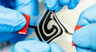 Formbare Batterie aus Lignin für flexible Anwendungen in Wearables und 3D-Druck Nahaufnahme einer verformbaren, flexiblen Batterie mit leitfähigem Polymermaterial in Laborumgebung