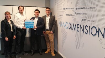 Auszeichnung von Nano Dimension durch das EZD als Premiumpartner Forschung 2024 für die Entwicklung des Materials ATARU im Bereich 3D-Druck Vertreter von EZD und Nano Dimension bei der Übergabe der Premiumpartner Forschung 2024 Auszeichnung für die gemeinsame Materialentwicklung im 3D-Druck