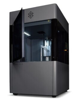 Stratasys Neo800+ SLA-3D-Drucker mit hoher Druckgeschwindigkeit für industrielle Anwendungen SLA-3D-Drucker Neo800+ von Stratasys mit offenem Gehäuse und Innenansicht der Druckmechanik