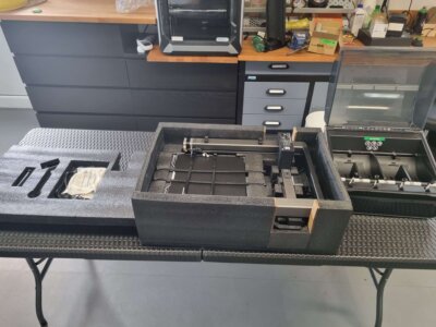 Alle ausgepackten Komponenten Creality Hi Combo 3D-Drucker