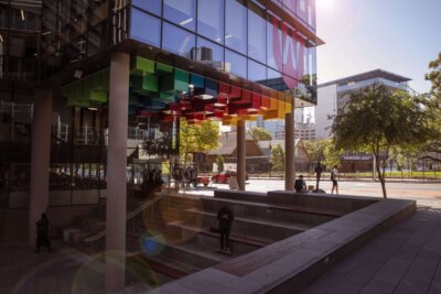 Campus der Western Sydney University – Förderung der 3D-Druck-Forschung durch das AMCRC Gebäudeansicht der Western Sydney University mit buntem Vordach, Sitzbereich und Studierenden im Außenbereich