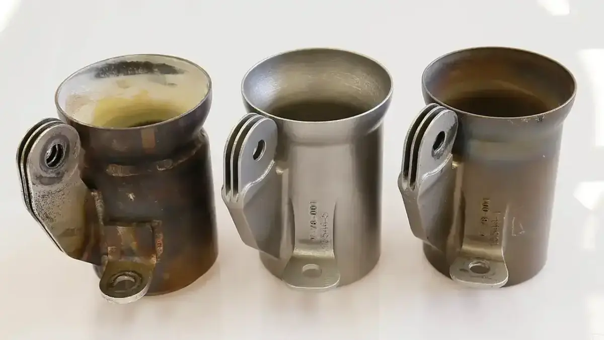 Drei Auspuffschiebestücke im Vergleich: links geschweißt, Mitte und rechts 3D-gedruckt aus Inconel