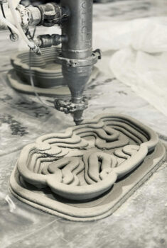 3D-Druck von keramischen Korallenriff-Modulen für Küstenschutz in Miami Nahaufnahme eines 3D-Druckverfahrens, bei dem Tonmodule für künstliche Korallenriffe zur Küstensicherung in Miami gefertigt werden