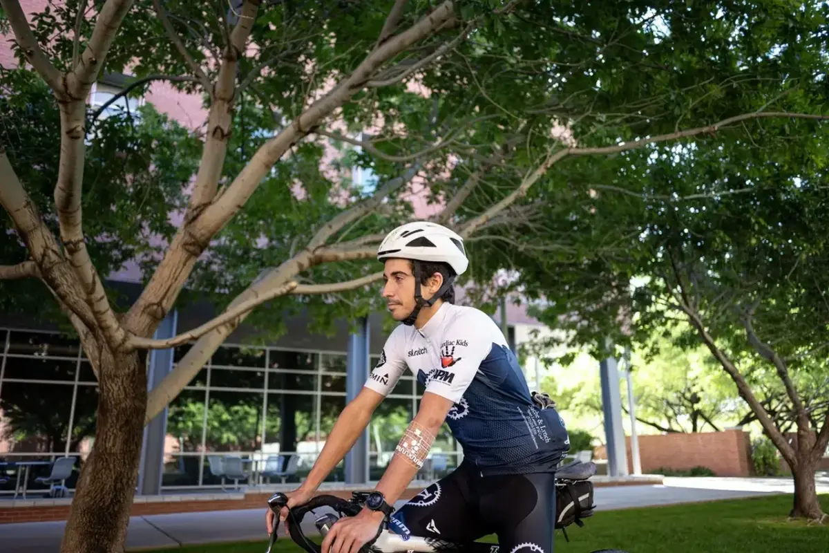 Radfahrer mit 3D-gedrucktem Wearable der University of Arizona zur Erfassung von Hautgasen am Unterarm