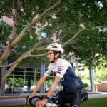Radfahrer mit 3D-gedrucktem Wearable der University of Arizona zur Erfassung von Hautgasen am Unterarm