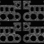 Vier 3D-gedruckte Kunststoffbauteile mit maschinenspezifischen Oberflächenstrukturen zur Rückverfolgung mittels KI-Modell