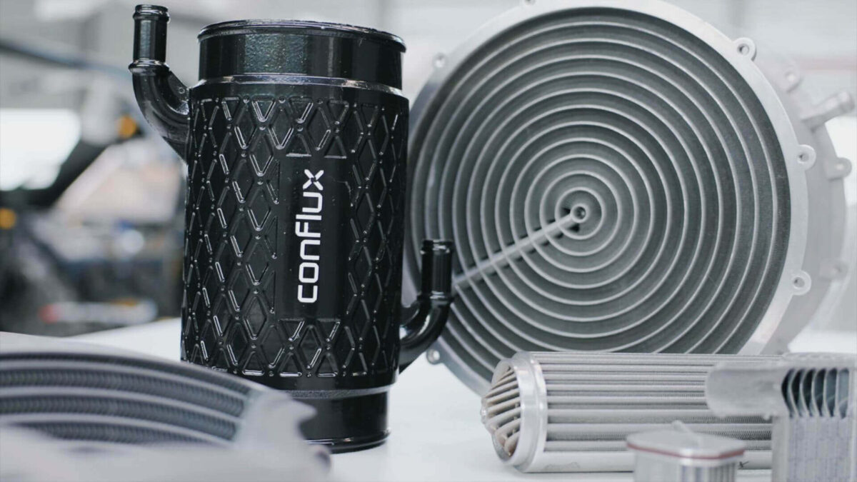 Nahaufnahme eines 3D-gedruckten Wasser-Ladeluftkühlers von Conflux, entwickelt für den Supersportwagen Donkervoort P24 RS