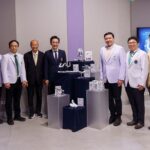 Gruppenfoto von Medizinern des Siriraj Hospitals bei der Präsentation eines 3D-gedruckten Titan-Hüftimplantats zur Behandlung schwerer Hüftschäden