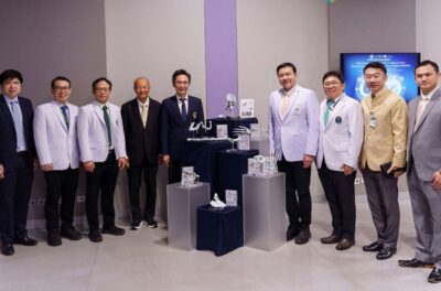 Weltpremiere: 3D-gedrucktes Titan-Hüftimplantat am Siriraj Hospital in Thailand vorgestellt Gruppenfoto von Medizinern des Siriraj Hospitals bei der Präsentation eines 3D-gedruckten Titan-Hüftimplantats zur Behandlung schwerer Hüftschäden