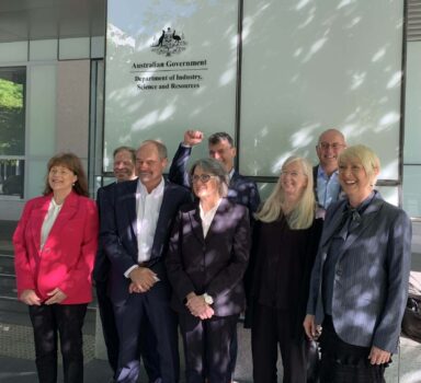 Gruppenfoto mit Beteiligten der AMCRC-Initiative vor dem australischen Ministerium für Industrie, Wissenschaft und Ressourcen