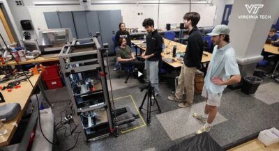 Virginia-Tech-Studierende mit selbstgebauter 3D-Druckfarm und automatisiertem Plattenwechsler Virginia-Tech-Studierende entwickeln autonome 3D-Druckfarm mit automatischem Plattenwechsler in Werkstatt