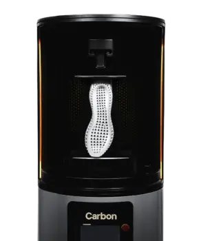 3D-Druck der Climacool-Zwischensohle mit dem Carbon M2-Drucker Zwischensohle eines Adidas Climacool-Schuhs während des 3D-Drucks in einem Carbon M2-Drucker mit sichtbarem Gittermuster