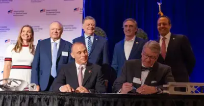 Unterzeichnung der Partnerschaft zwischen Divergent Technologies und dem Hamm Institute zur Förderung von 3D-Druck und digitaler Fertigung in Oklahoma Dr. Jim Hess und Kevin Czinger unterzeichnen in Anwesenheit mehrerer Vertreter das Partnerschaftsabkommen zwischen Divergent und dem Hamm Institute für American Energy