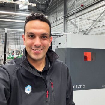 Ahmed Abo Seada von ProductionToGo Benelux vor Meltio M600 Metall-3D-Drucker Produktionsleiter von ProductionToGo Benelux steht vor industriellem 3D-Drucker Meltio M600