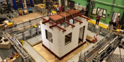 3D-gedrucktes Betonhaus steht auf einem Rütteltisch in einer Forschungseinrichtung der Universität Bristol zur Simulation von Erdbeben