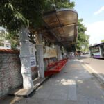 3D-Druck Bushaltestelle in Chennai mit roter Metallbank und Betonsäulen an der Anna University