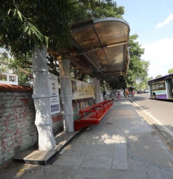 3D-Druck Bushaltestelle in Chennai mit roter Metallbank und Betonsäulen an der Anna University