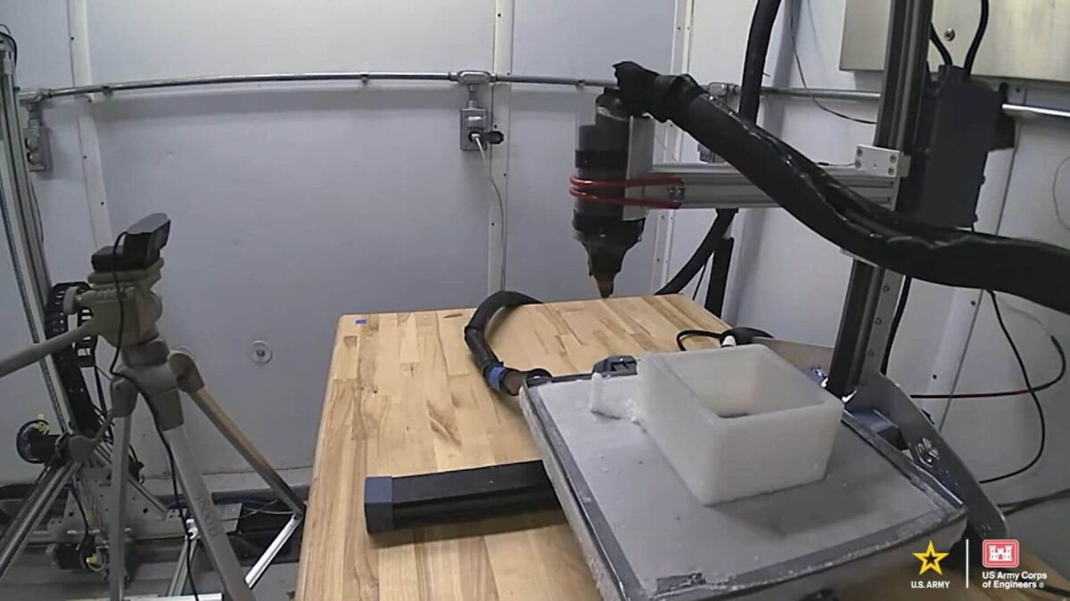 3D-Drucker der US-Armee druckt eisverstärkte Struktur auf Arbeitsfläche in Kältekammer