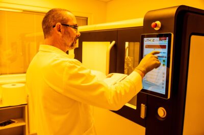 Forscher bedient 3D-Drucker Lithoz CeraFab Multi 2M30 im IPM CAS zur Entwicklung sensorisch aktiver Implantate