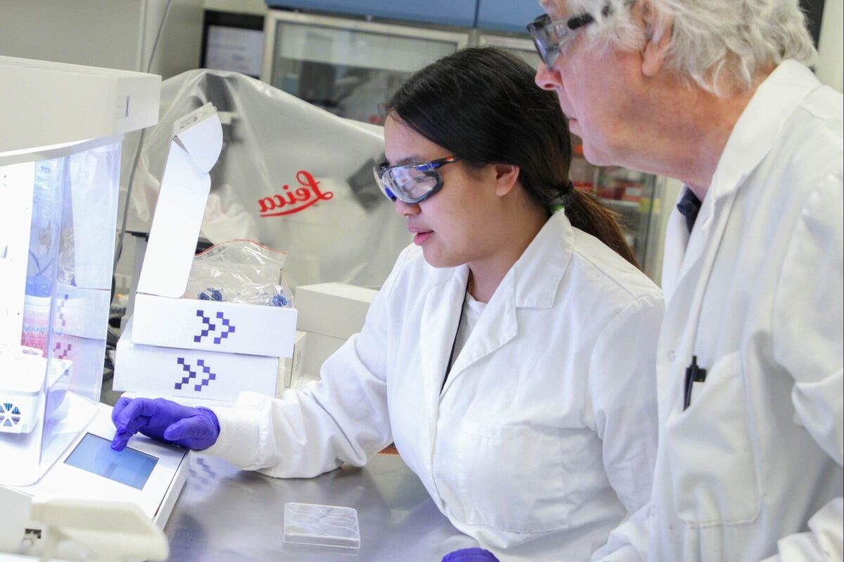 Zwei Forschende bedienen einen Bioprinter zur Herstellung synthetischer Haut im Labor des US Army DEVCOM CBC