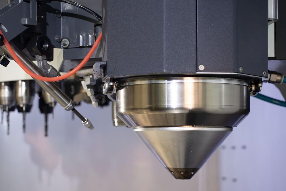 Nahaufnahme des Meltio Engine Blue Druckkopfs, integriert in eine CNC-Maschine für den hybriden 3D-Druck von Metallteilen