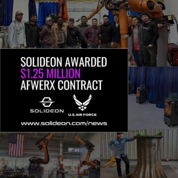 Solideon-Team mit mobiler 3D-Drucktechnologie nach Vertragsvergabe durch die U.S. Air Force Gruppenfoto des Solideon-Teams vor Industrie-Roboterarmen im 3D-Drucklabor, mit Hinweis auf AFWERX-Vertrag der U.S. Air Force