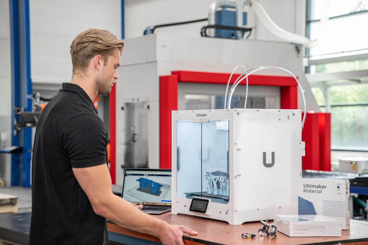 Ingenieur mit UltiMaker S6 3D-Drucker in einer Werkstatt bei der Arbeit mit CAD-Modell