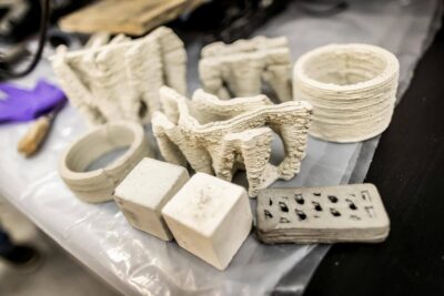 3D-gedruckte Beton-Testkörper mit diatomeenbasierter Tinte und TPMS-Geometrie von der University of Pennsylvania Verschiedene 3D-gedruckte Betonobjekte aus CO₂-bindender Kieselgur-Basis in komplexer TPMS-Struktur