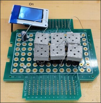 3D-gedruckte Edelstahl-Anoden auf Leiterplatte zur Stromerzeugung mit Bakterien Nahaufnahme einer biobasierten Batterie mit 3D-gedruckten Edelstahl-Anoden auf einer Leiterplatte zur mikrobiellen Stromerzeugung