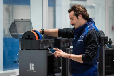 BMW Mitarbeiter verwendet recyceltes Filament in einem Bambu Lab 3D-Drucker im Additive Manufacturing Campus