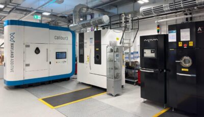 Wayland Calibur3 Metall-3D-Drucker am Fraunhofer IFAM Dresden in der Forschungsumgebung installiert Calibur3-3D-Drucksystem von Wayland Additive in der Laborumgebung des Fraunhofer IFAM Dresden neben weiteren Anlagen für die additive Fertigung