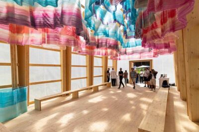 ETH Zürich 3D-gedruckte biobasierte Decke in temporärem Architekturprojekt Gelateria Besucher unter einer farbigen 3D-gedruckten Decke aus biobasiertem Kunststoff im ETH Projekt Gelateria