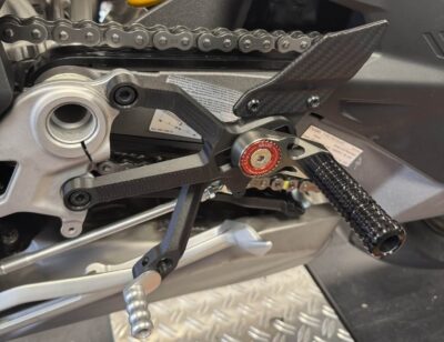 Montiertes Motorrad-Bauteil von Gilles Tooling mit 3D-gedruckter Komponente